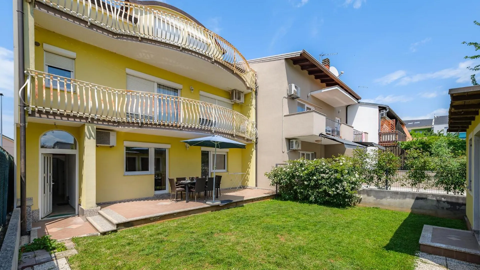 Apartments Near The Beach Veronika Zambratija